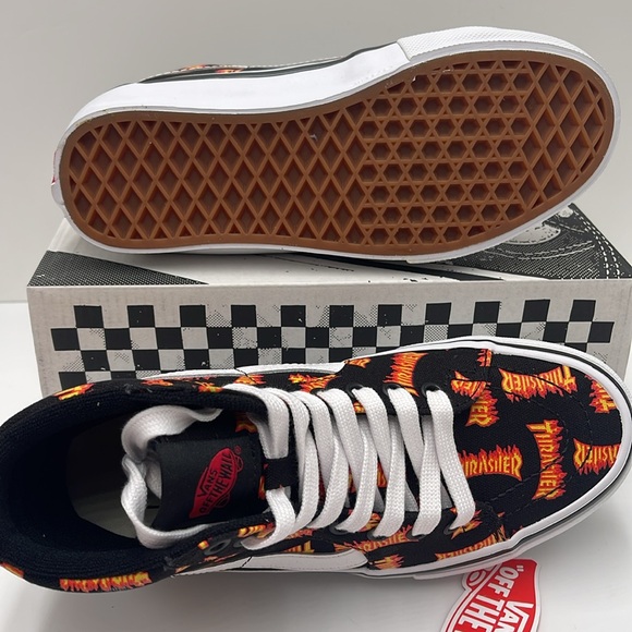 Vans WMNS Skate Sk8-Hi Thrasher Black/Multi
VN0A5FCCBML
Sneakers - Picture 3 of 16